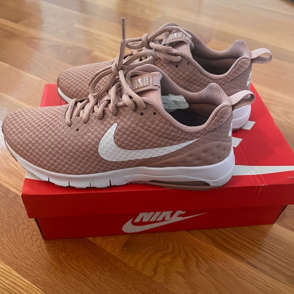 NIKE Womens Air Max Motion LW - Picture 2 of 4